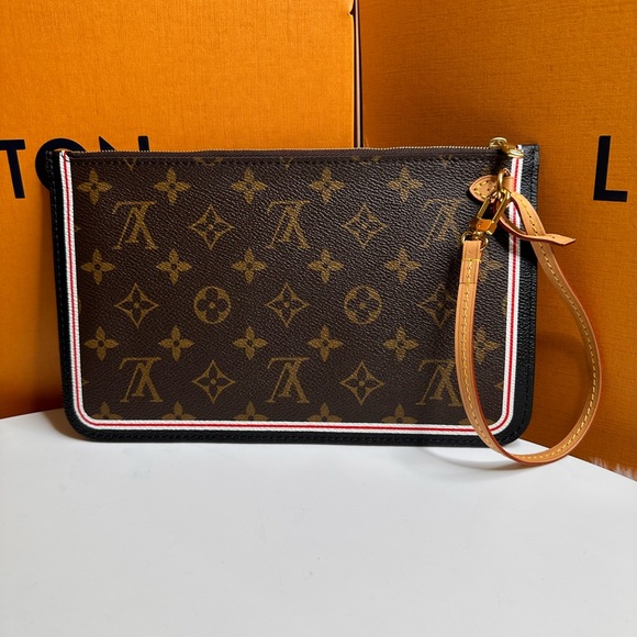 Authentic ultra Rare Wristlet Pouchette Wristlet - Picture 2 of 7